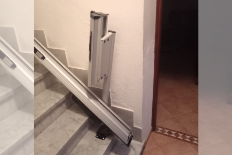 Montascale con il bonus 75%. Particolare di rotaia per porte vicino alla scala