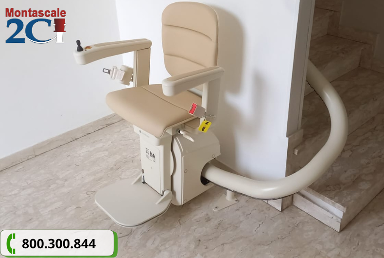 Montascale per anziani, vista di seggiolina color crema