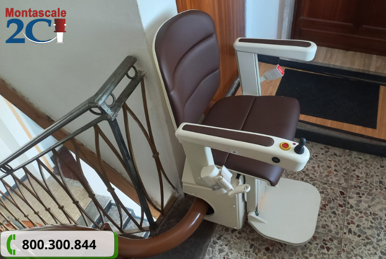 Montascale per anziani, vista di seggiolina color cacao