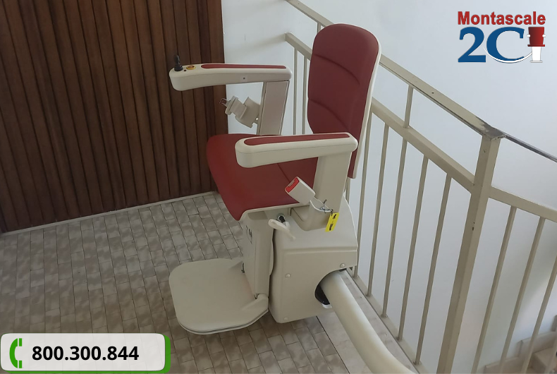 Montascale per anziani, vista di seggiolina color rosso
