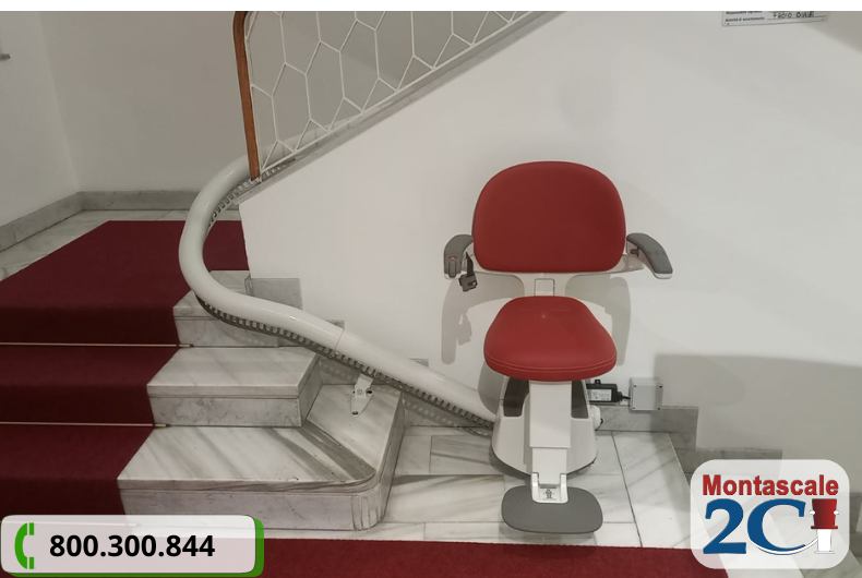 monta scale per disabili 2 Vista di monta scale con seduta aperta pronta all'uso