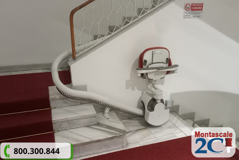 monta scale per disabili 3 Vista di monta scale sottile per spazi stretti con sedile ripiegabile