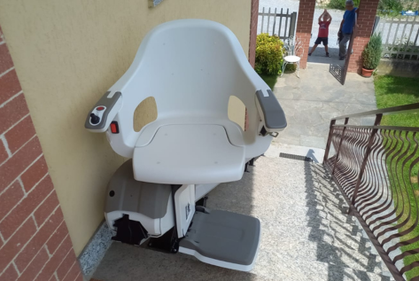 Montascale all'aperto con sedile girato verso il ballatoio