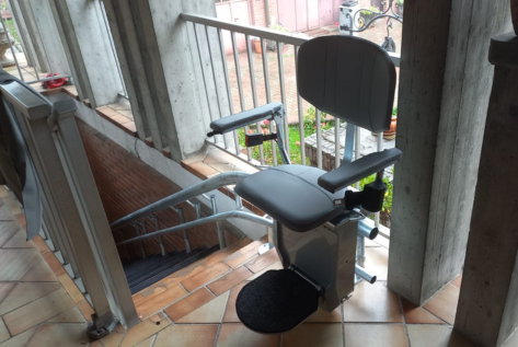 Montascale all'esterno, resistente a pioggia e neve, con sedile aperto