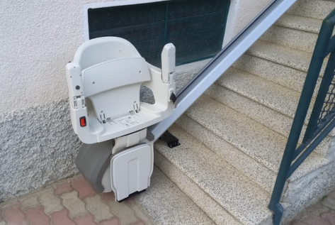 Montascale2C anche per scale in giardino, vista del sedile chiuso
