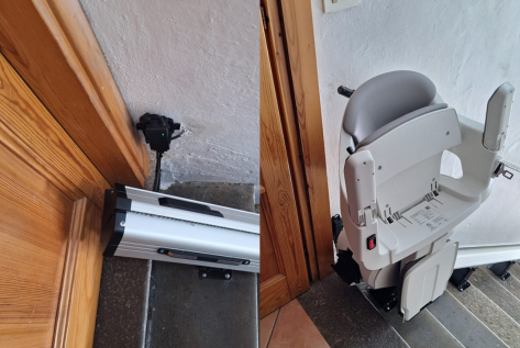 Montascale vicino a porta