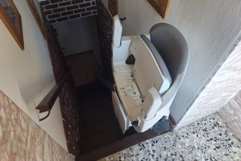 Montascale su scala stretta, zero ingombro, visione dall'alto