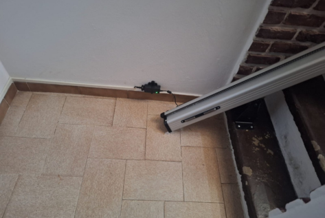 Montascale su scala stretta, particolare rotaia