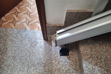 Montascale su scala stretta, rotaia non ingombra oltre al primo gradino