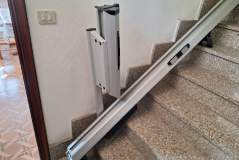 Montascale su scala stretta, esempio di guida pieghevole automatica