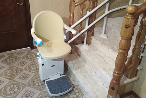 Esempio di sedile per montascale in casa