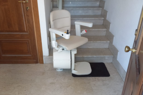 Visuale di montascale pronto all'uso, combatti il caldo attraverso la prevenzione delle cadute