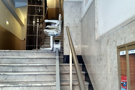 Poltroncina montascale idonea per installazione in condominio, certificata ed a norma di sicurezza