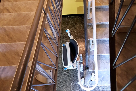 Montascale parcheggiato in sicurezza in condominio