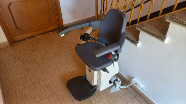 Vista di partenza montascale comoda pensata per l'utente che deve sedersi ed alzarsi in autonomia e sicurezza