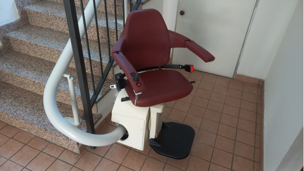Vista di partenza montascale comoda pensata per l'utente che deve sedersi ed alzarsi in autonomia e sicurezza
