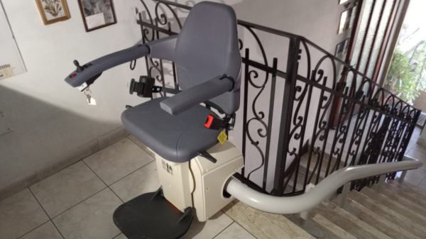 Vista di arrivo montascale comodo pensato per l'utente che deve sedersi ed alzarsi in autonomia e sicurezza