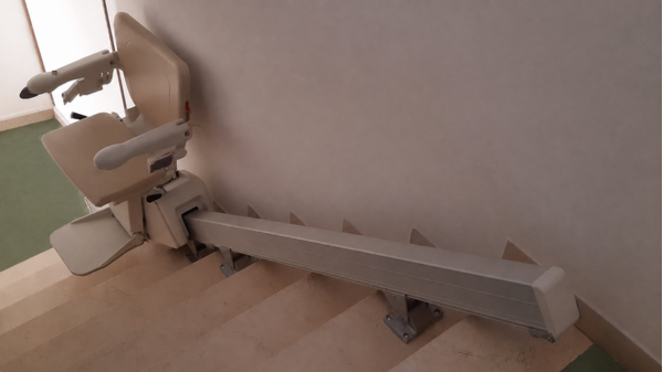 Montascale anche ad Alice Bel Colle, vista di poltroncina in basso