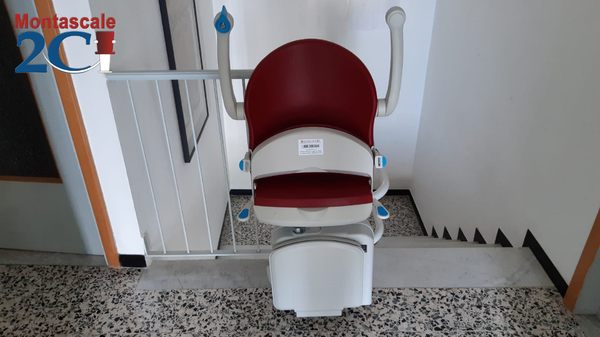 Vista poltroncina montascale sottile, installazione anche a Isola Sant'Antonio