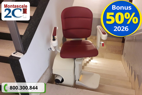 Particolare di servoscala a poltroncina in condominio in cima